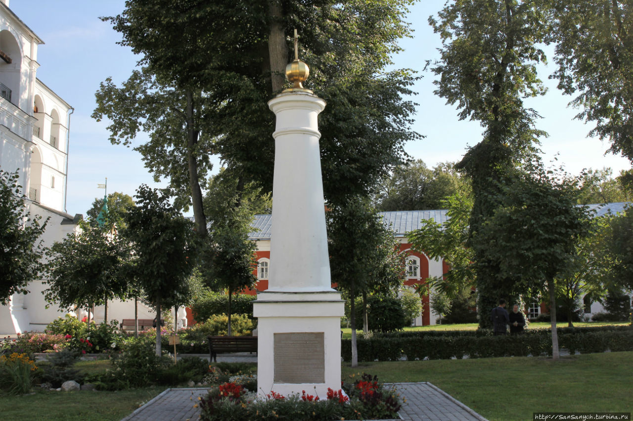 Мемориальная колонна.