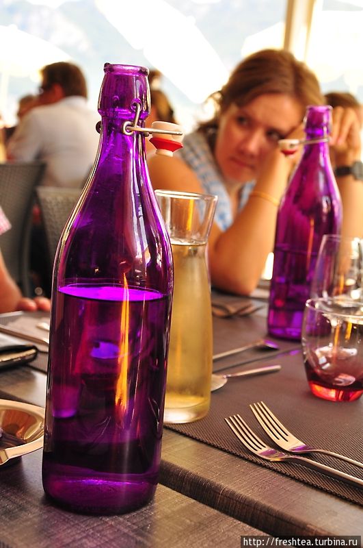 И водичка вкусная — в креативных бутылках вместо традиционных респектабельных графинов. Анси, Франция