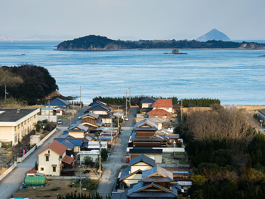 По берегам моря, и даже на самых мелких островах, с незапамятных времён жили, и сейчас живут, люди. Тоже особой жизнью. Префектура Кагава, Япония