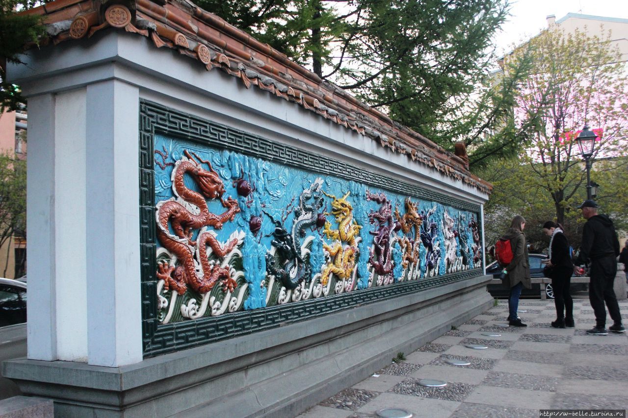 Стена 9-ти драконов, призванных отгонять злых духов. Санкт-Петербург, Россия