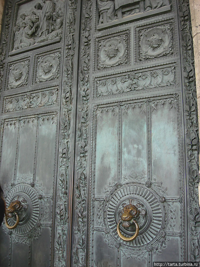 Дверь в базилику святого Сердца Париж, Франция