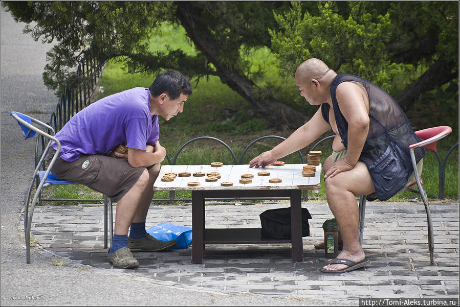 Игра в шашки — еще одно увлечение пекинцев. В процессе рассказа о городе я еще не раз вернусь к этому сюжету...
* Пекин, Китай