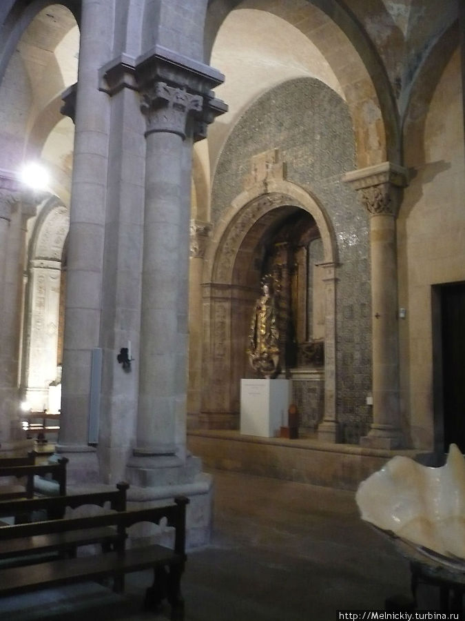 В  тени Кафедральный собора Се Коимбра, Португалия