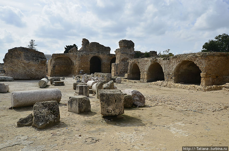 Время рушит гранитные замки и заносит песком города Тунис, Тунис