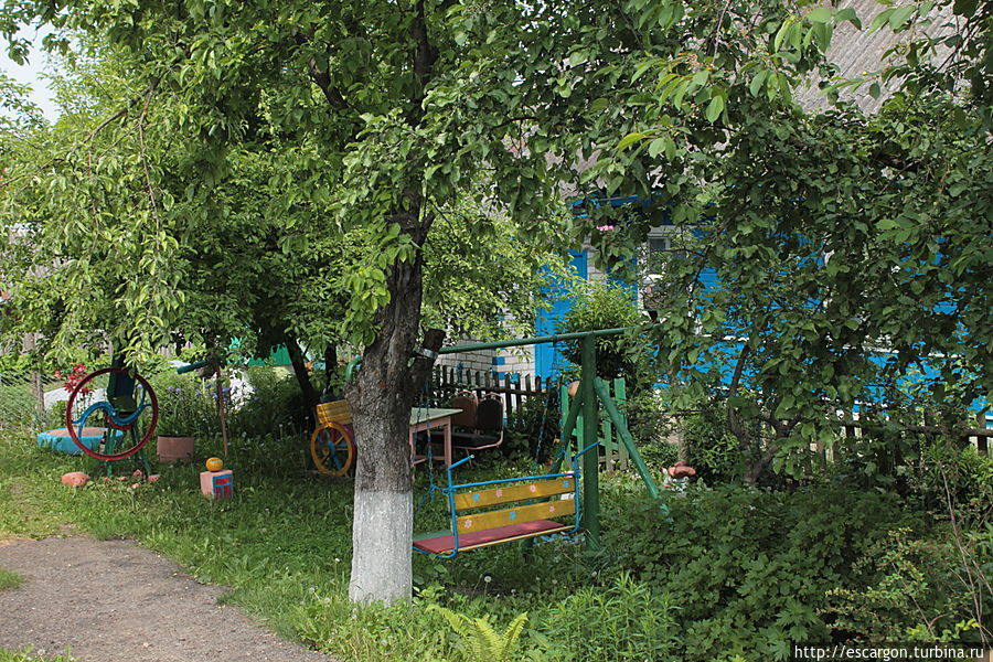 Например, этот забавный дворик: наверно веселые здесь хозяева живут.. Воложин, Беларусь