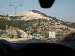 Дорога из Иерусалима на восток. Постепенно леса и кустарники сменяются пустыней.