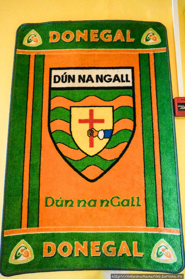 Коврик с гербом Донегола (ирл. Dún na nGall, англ. Donegal). Донегол, Ирландия
