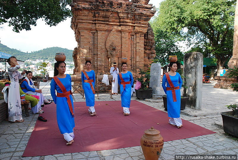 Танцы злых девушек Нячанг, Вьетнам