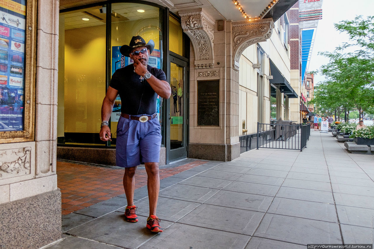 48. Этому наглаженному, наодеколоненному мачо с сигарой на самом деле никуда не нужно идти — он просто прохаживается по улицам, обогащая город своим характерным образом. Миннеаполис, CША