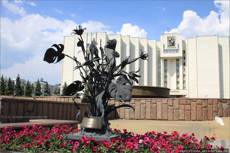 1. Скульптура Цветы тысячелетия. Саранск, Россия