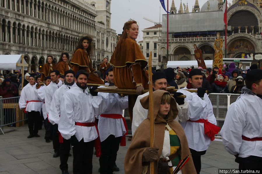 А вот и Марии, которых несут наши старые знакомые. А вот и Марии, которых несут наши старые знакомые.