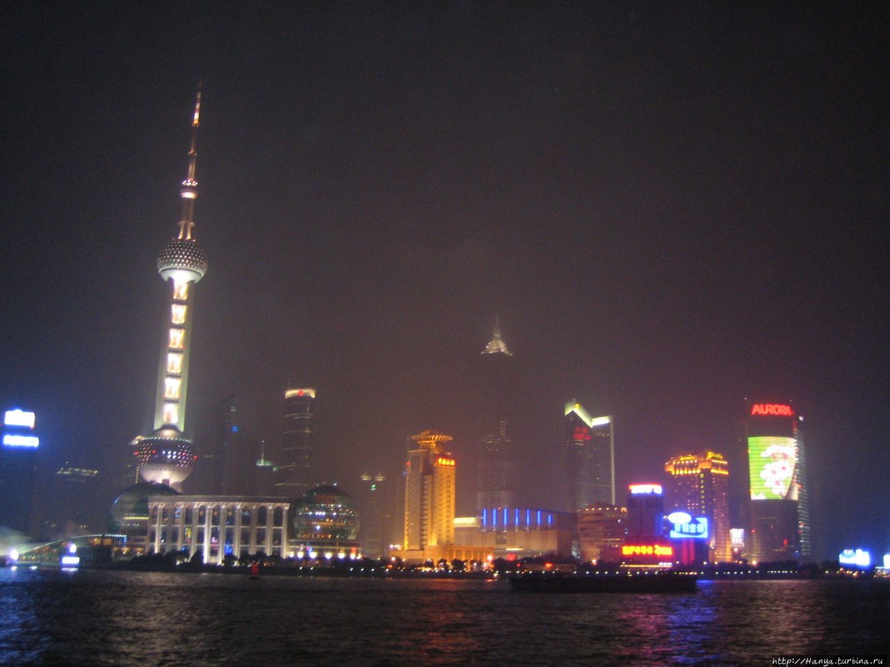 Набережная Вайтань вечером Шанхай, Китай