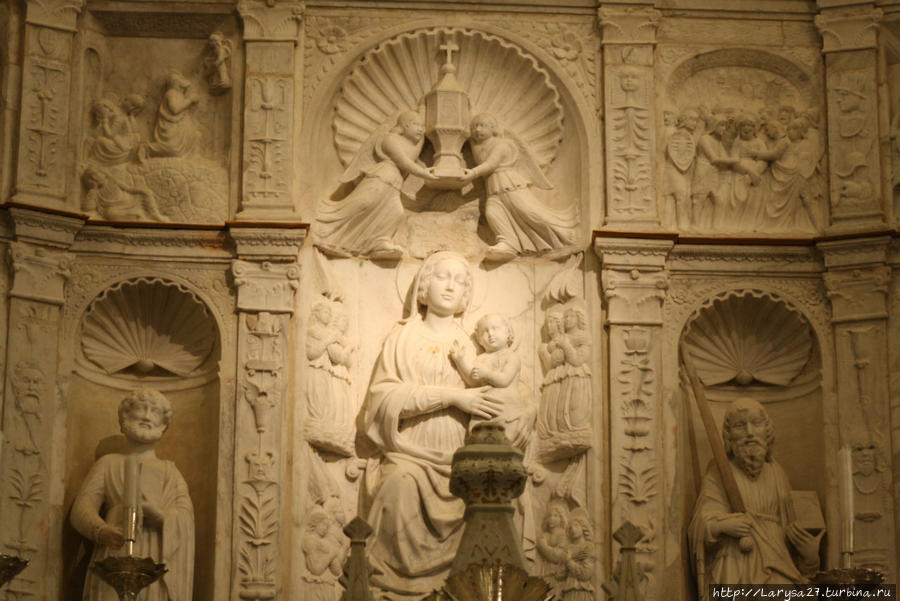 Главный алтарь собора. Автор Д. Манчино, мрамор, 1515 г. Эриче, Италия