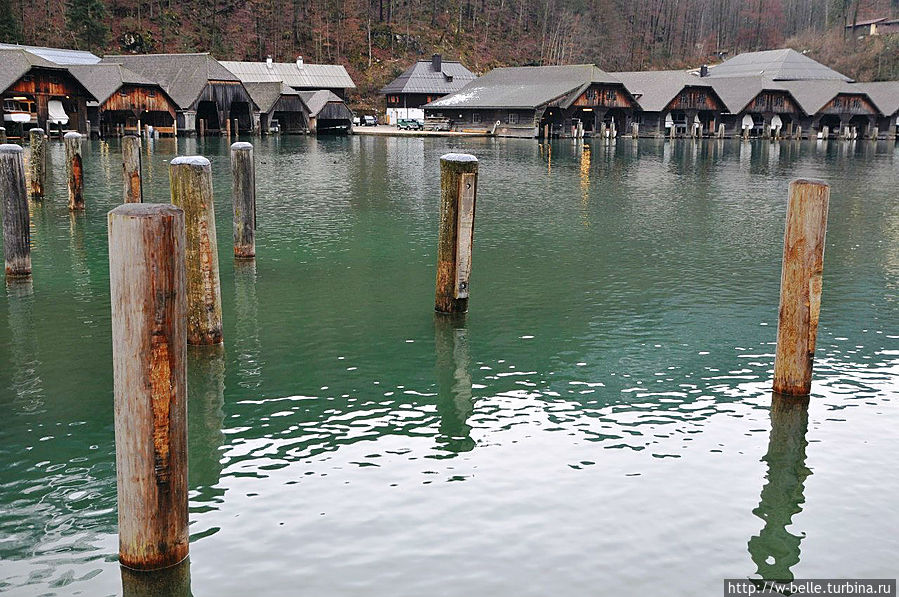 Самое глубокое в Германии (около 190 м)
Озеро находится на территории общины Шёнау-ам-Кёнигсзее, включено в Национальный парк Берхтесгаден. В Кёнигсзее впадают воды расположенного на юго-востоке озера Оберзее. Самое глубокое в Германии (около 190 м)
Озеро находится на территории общины Шёнау-ам-Кёнигсзее, включено в Национальный парк Берхтесгаден. В Кёнигсзее впадают воды расположенного на юго-востоке озера Оберзее.