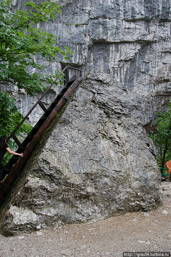 Лестница на валун Гагрский район, Абхазия