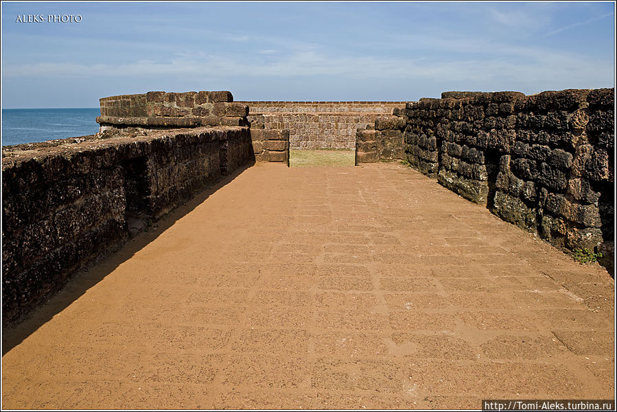 Дорога в сторожевую башню — которая выдается в море...
* Кандолим, Индия