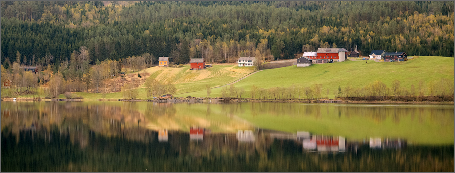 Кстати я посчитал на 520 километров пути, около 120 мы проехали по тоннелям, их тут какое-то безумное количество. Также проезжали самый длинный автомобильный тоннель в мире длиной в 24 км, кто-то скажет что есть Ла-Манш, но он не только автомобильный, потому не считается. Кстати испытание оказалось довольно тяжелым, почти полчаса под землей ехать не очень приятно и если первый тоннель девчонки еще выдержали и составляли мне компанию, то на втором в 12 км их всех вырубило, пришлось ехать в тихом одиночестве, только радио на местном языке спасало, я норвежский не знаю соверщенно, но он мне кажется безумно забавным. Продолжаем рассматривать красоты. Кстати я посчитал на 520 километров пути, около 120 мы проехали по тоннелям, их тут какое-то безумное количество. Также проезжали самый длинный автомобильный тоннель в мире длиной в 24 км, кто-то скажет что есть Ла-Манш, но он не только автомобильный, потому не считается. Кстати испытание оказалось довольно тяжелым, почти полчаса под землей ехать не очень приятно и если первый тоннель девчонки еще выдержали и составляли мне компанию, то на втором в 12 км их всех вырубило, пришлось ехать в тихом одиночестве, только радио на местном языке спасало, я норвежский не знаю соверщенно, но он мне кажется безумно забавным. Продолжаем рассматривать красоты.