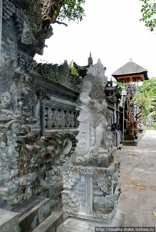 Храм на пляже Кута, Индонезия