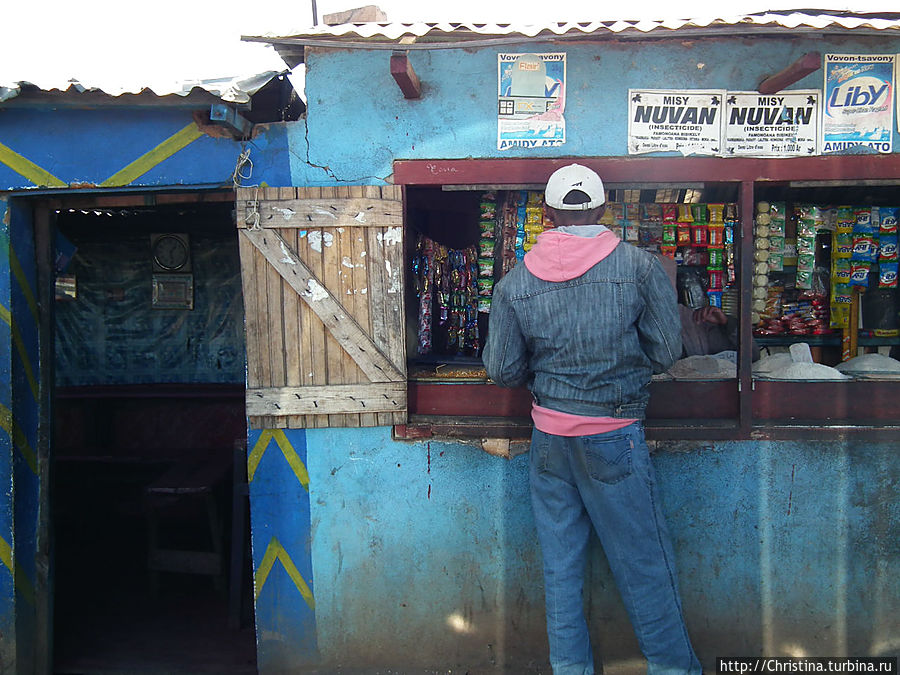 Покупатель у магазина Антананариву, Мадагаскар