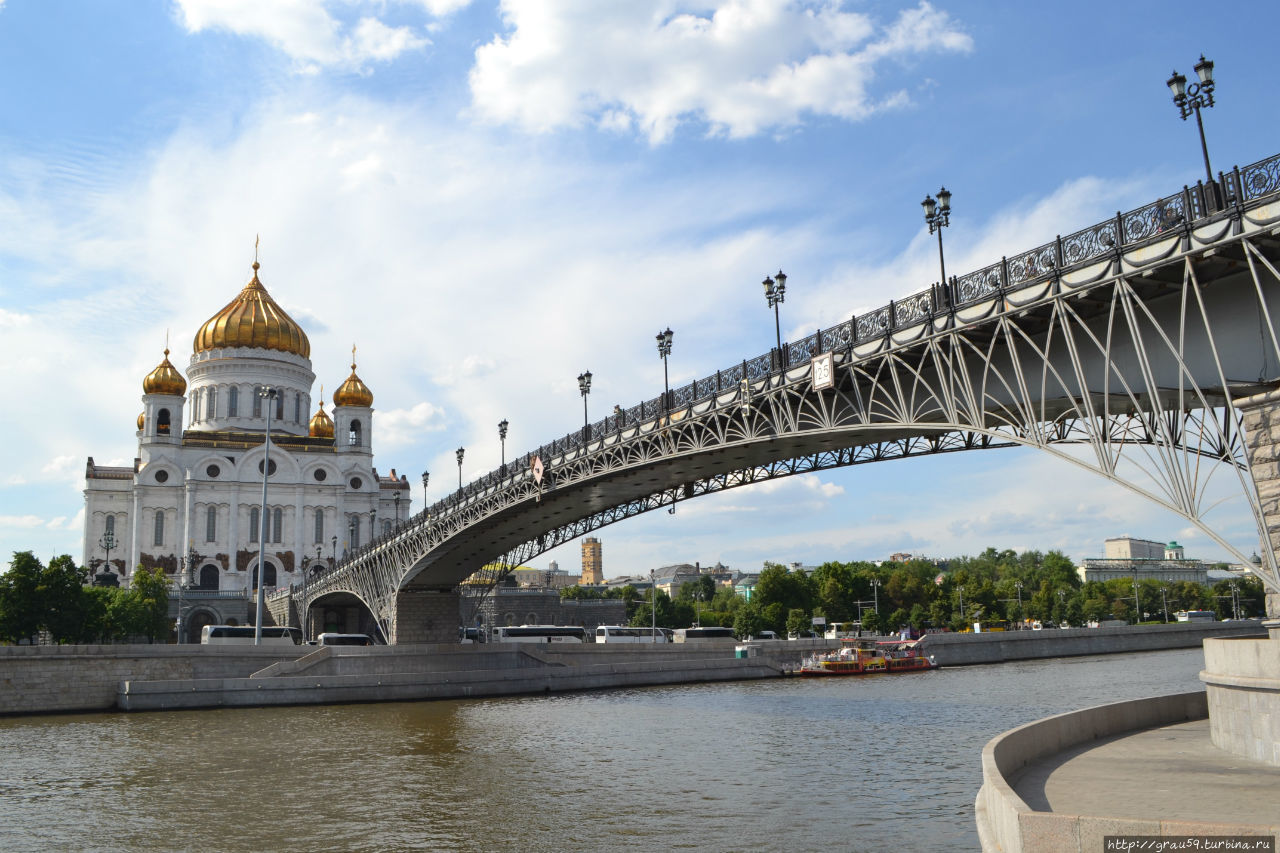 Через Москву-реку по Патриаршему мосту Москва, Россия