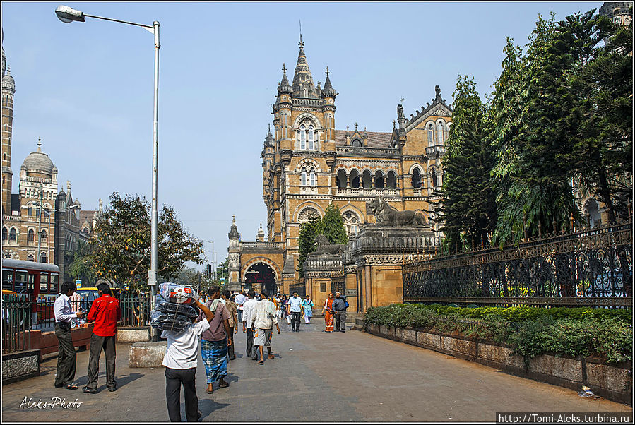 У центрального входа в вокзал...
* У центрального входа в вокзал...
*