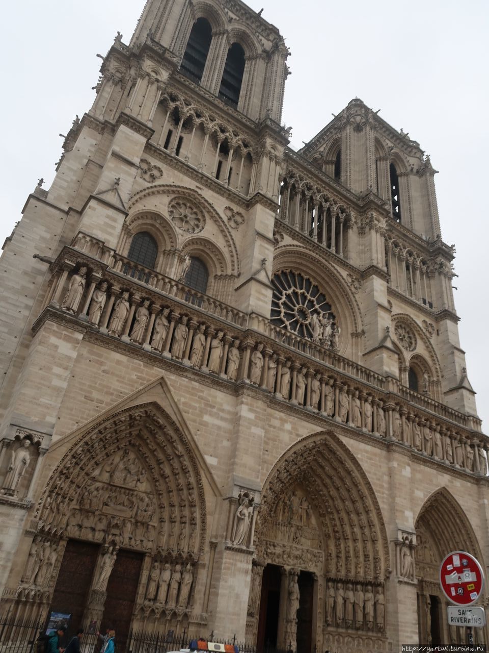 Вход в Нотр-Дам де Пари (Собор Парижской Богоматери) бесплатный, туристов много. Подобно другим значимым объектам религиозного наследия Франции собор находится в государственной собственности, а католическая церковь имеет право вечного безвозмездного пользования. Париж, Франция