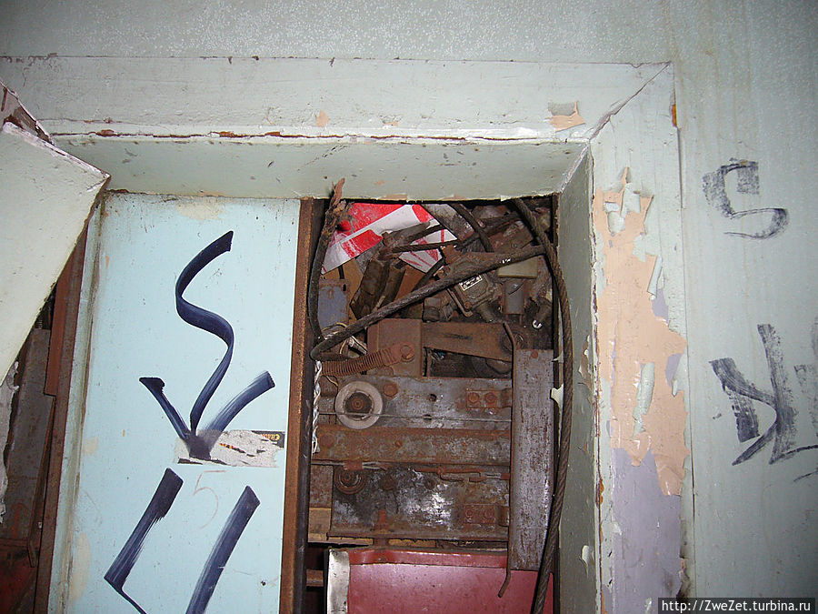 Навсегда застрявшая лифтовая кабина Навсегда застрявшая лифтовая кабина