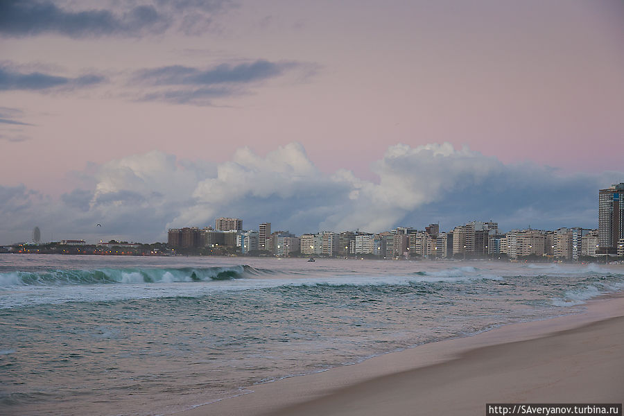 Солнце ещё не взошло, за мысом — не менее знаменитый пляж, Ипанема Рио-де-Жанейро, Бразилия