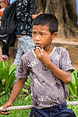 Мальчишка у храма Ангкор Ват