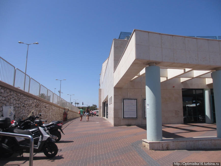 Выходим из туннеля и переходим в другое здание — железнодорожной станции Хайфа, Израиль