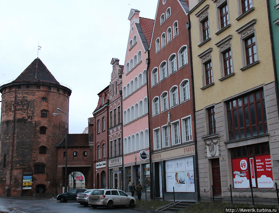 Стройные дома стоят вдоль набережной Мотлавы. Стройные дома стоят вдоль набережной Мотлавы.