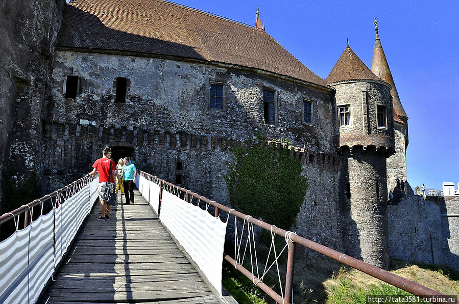 Мостик с противоположной стороны замка Хунедоара, Румыния