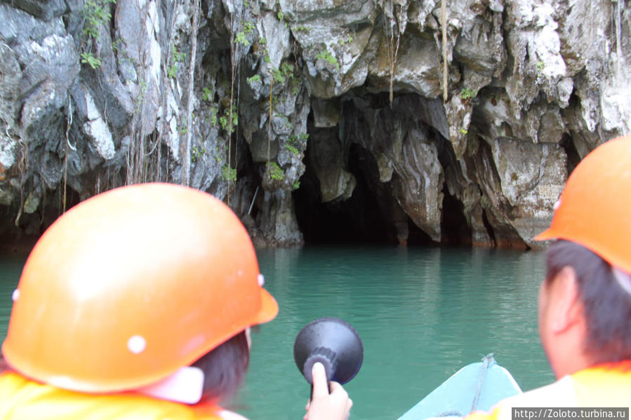 Тем кто сидит впереди дается фонарь, которым подсвечивается пещера внутри. Сабанг, остров Миндоро, Филиппины
