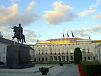 Президентский дворец (здание XVII в.) и памятник князю Юзефу Понятовскому