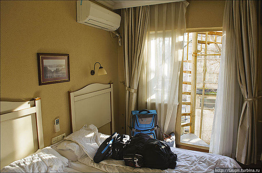 Это наш маленький номер. Сложно представить, что за этим окном открывается вид на кладбище. Это наш маленький номер. Сложно представить, что за этим окном открывается вид на кладбище.