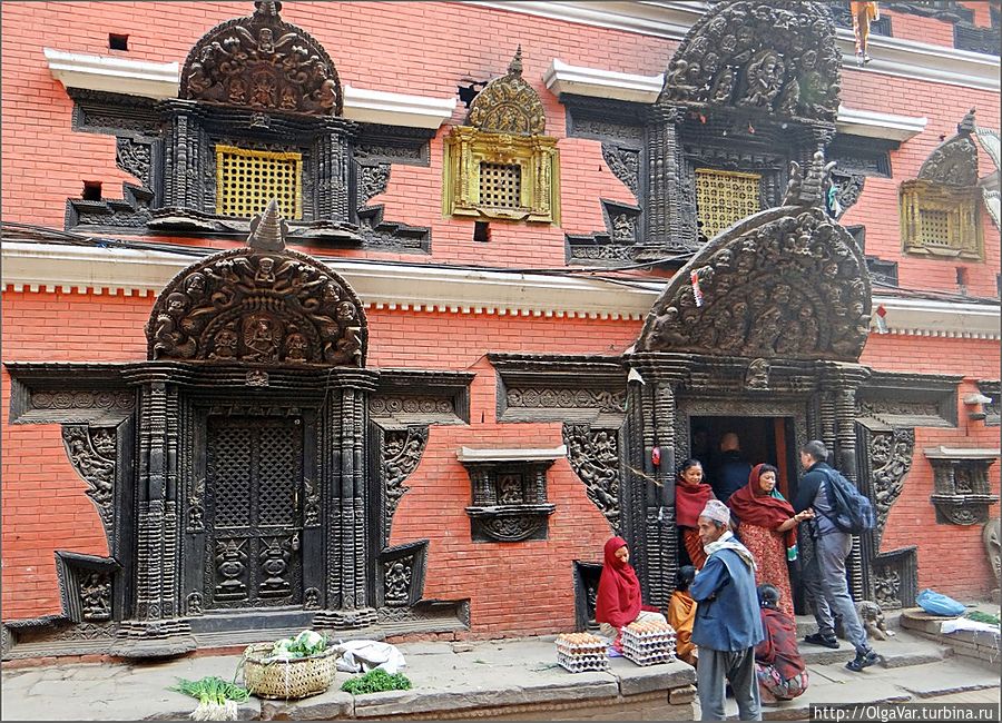 Красно-оранжевые дома Бхактапура. Самое примечательное в них — окна Бхактапур, Непал