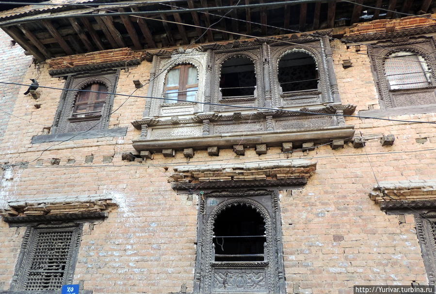Все дома неварцев — с резными окнами и ставнями Катманду, Непал