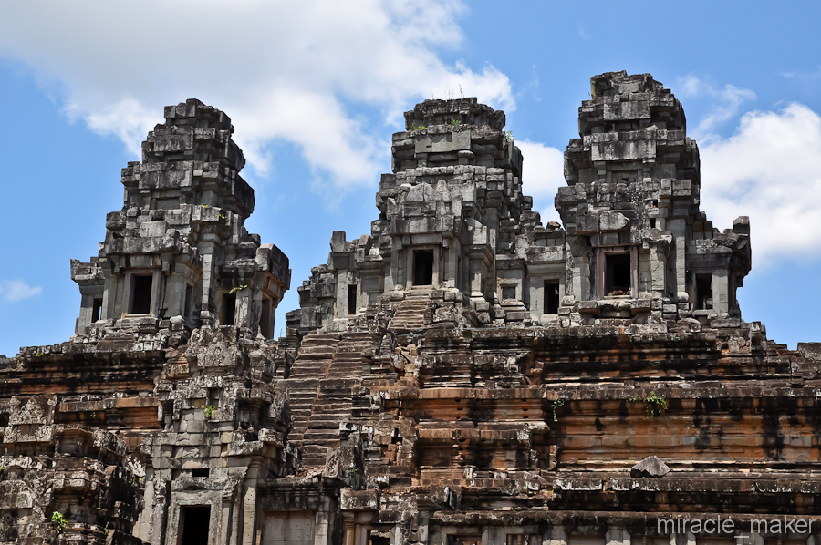 Здесь башни мне чем-то напомнили восьмибитную графику. Ангкор (столица государства кхмеров), Камбоджа