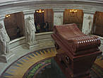Здесь в 6 гробах и саркофаге из красного порфира покоятся останки императора Наполеона Бонапарта.