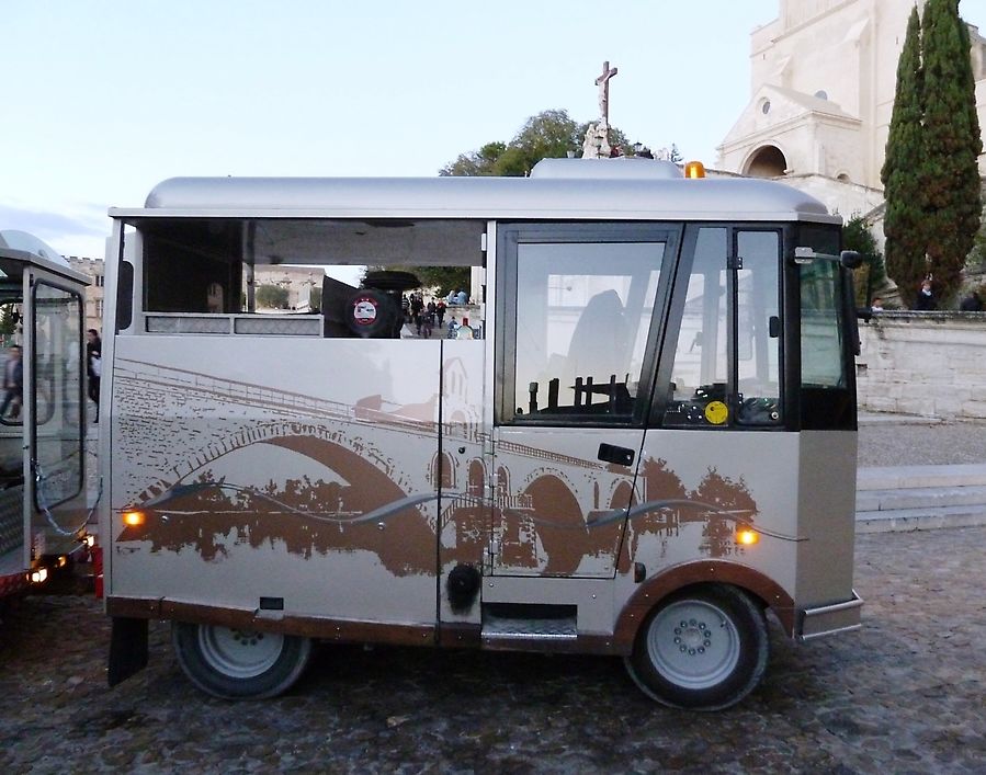 Трамвайчик у Дворца Пап Авиньон, Франция