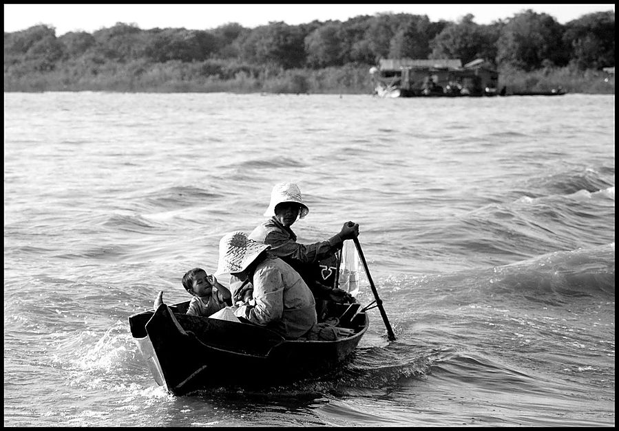 Черно-белый день на озере Тонлесап Провинция Сиемреап, Камбоджа Черно-белый день на озере Тонлесап Провинция Сиемреап, Камбоджа