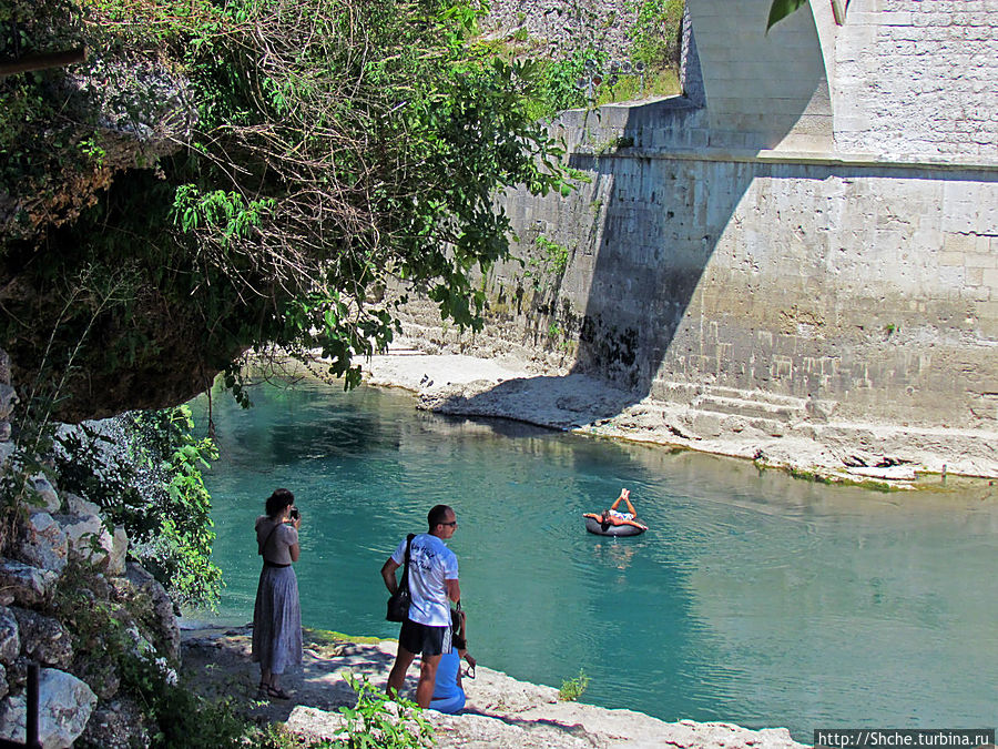 Лазурная вода меж крутые берега — река Неретва Мостар, Босния и Герцеговина