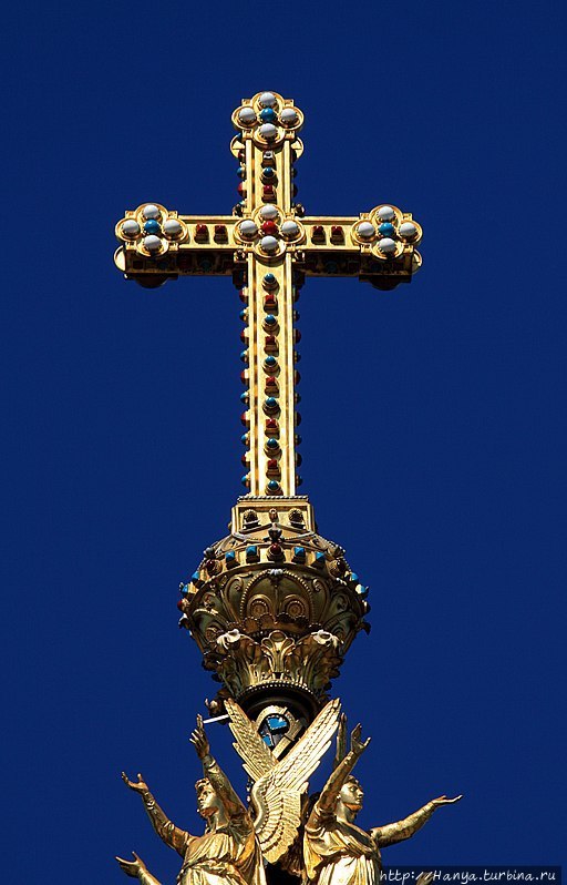 Деталь Мемориала Альберта, показывающий крылатых ангелов наверху под позолоченным крестом. Фото из интернете Лондон, Великобритания