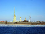А возле Петропавловской крепости лед еще сковывает Неву.