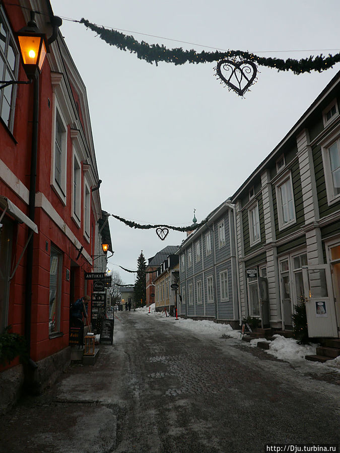 Дорога, по которой перемещались царствующие особы, и фрагмент фасада замка со стороны дороги. Дорога, по которой перемещались царствующие особы, и фрагмент фасада замка со стороны дороги.