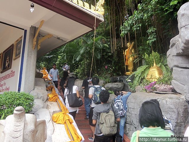 Очень живописный подъем к самому храму.Вдоль ступенек размещены небольшие статуи,журчат ручьи,шумят водопады и цветы,цветы,цветы.! Бангкок, Таиланд