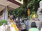 Очень живописный подъем к самому храму.Вдоль ступенек размещены небольшие статуи,журчат ручьи,шумят водопады и цветы,цветы,цветы.!