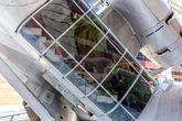 14. Цветник в фюзеляже погибшего самолета символизирует новую жизнь на руинах войны.