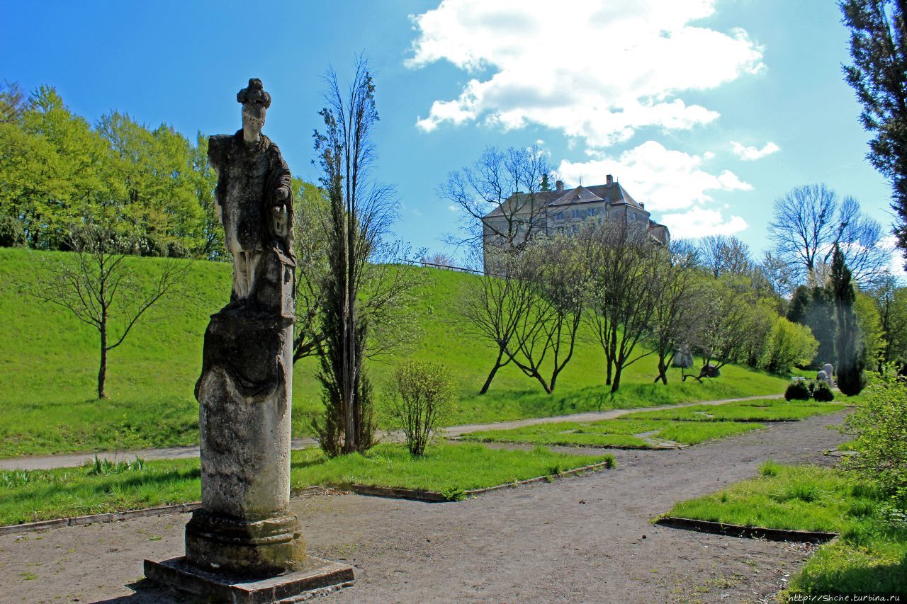 Парк у замка Олесько, Украина