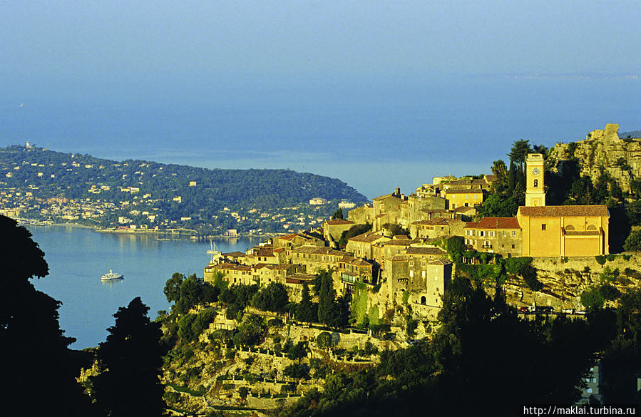 Эз сравнивают нередко с орлиным гнездом. Фото из интернета. Эз сравнивают нередко с орлиным гнездом. Фото из интернета.